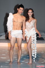 组图：女星JessicaC美胸压男伴脸 T型内裤露臀