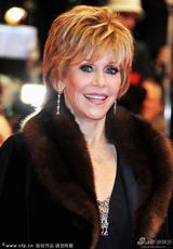 组图：《应许之地》首映 简-方达穿皮草助阵