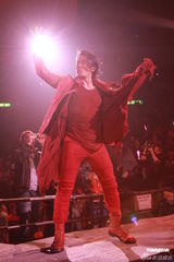 组图：郑伊健开唱秀肌肉与女模热舞 蒙嘉慧现身支持