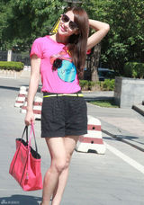 组图：贾青街拍LOOK玫红色T恤搭配热裤