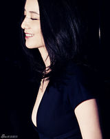 组图：宋佳登封面演绎极简主义 释放文艺气息