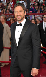 高清组图：奥斯卡红毯 杰拉德-巴特勒挥手致意