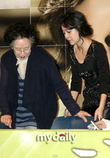 幻灯图集：金允珍《和声》试映 演女囚放声高歌