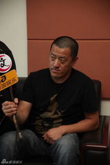 组图：成龙为《警察故事》配音 谈明星耍大牌