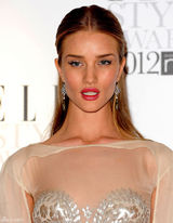 高清图：罗茜-汉丁顿-惠特莉性感裸色礼服亮相