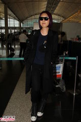 组图：杨千嬅赴北京工作坦言不舍儿子