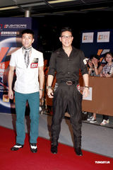 幻灯组图：蔡少芬张晋搭肩亮相 笑称天热先不造人