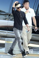 组图：韩团SHINee清凉潮装现身机场赴新