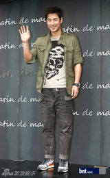 组图：韩星李泰兰尹素怡等出席某服饰品牌T台秀