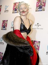 组图：Gaga八字胡挂嘴上 穿情趣内衣雌雄莫辩