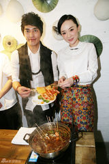 组图：霍思燕现身深圳站台 与蓝正龙齐煮麻辣烫