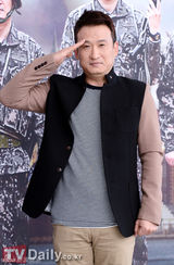 组图：《真正的男人》发布会众男星立正行军礼