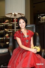 高清组图：桂纶镁大红深V礼服展淑女气质 否认与戴立忍感情生变 