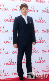 组图：f(x)Sulli刘亚仁权相佑等出席名表展示会