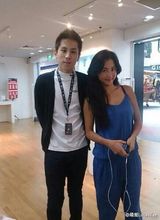 组图：张柏芝清凉装变水上健将 素颜变包子脸