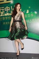 组图：准妈妈吴佩慈踩高跟鞋 不时摸肚爆笑不停