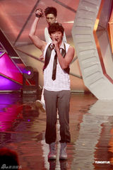 高清图：棒棒堂曹格等录制节目 劲歌热舞场面火爆