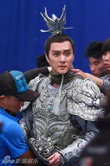 幻灯图：冯绍峰版二郎神如古惑仔 和悟空惺惺相惜