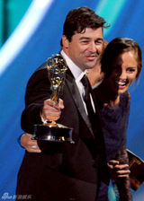 组图：艾美奖现场 凯尔-钱德勒获剧情类男主角奖