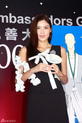 组图：乐基儿黑裙亮相高贵迷人 避谈与黎明造人计划