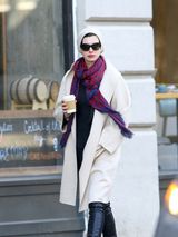 组图：安妮-海瑟薇悠闲漫步纽约街头 婚戒亮眼