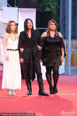 组图：白安家家乱弹阿翔黑白配亮相红毯