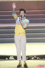 组图：邝美云与男友大方合照 林峰陈晓东同场