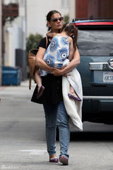 高清组图：可爱苏瑞扎小辫穿花裙和妈妈逛街 