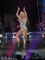 组图：布兰妮赌城开唱 狂抖肉腿豪放亲吻男舞伴