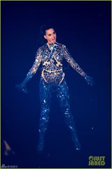 组图：EMA女星多穿三角裤 麦莉领小矮人似gaga