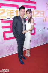 组图：安志杰谢婷婷亮相结婚派对 称还没求婚打算