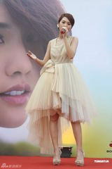 组图：杨丞琳游艇上宣传新碟 粉嫩装扮如甜美公主