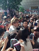 组图：韩EXO-M组合队长发烧强颜欢笑 粉丝疯狂