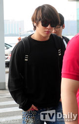 组图：CNBLUE赴菲律宾开世界巡演《Blue Moon》