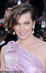 组图：乔沃维奇戛纳走秀大露背长裙性感