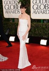 组图：金球红毯安妮-海瑟薇修身白裙曲线曼妙