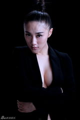 组图：于佳加拍惹火写真 制服诱惑大露事业线