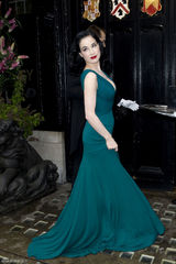 组图：黛塔-范-提斯深V长裙露完美胸线