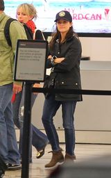 组图：威瑟斯彭酒驾门后现身 带鸭舌帽回避镜头