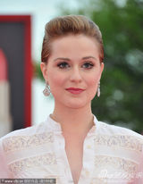 组图：埃文-雷切尔-伍德身穿个性白裙红毯抢镜