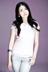 组图：黎一萱清新写真出炉 长发披肩妆容清透