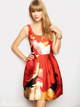 组图：泰勒登《Sky》封面深V红裙成熟女人味