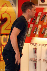 高清图：沃辛顿与女友返悉尼 机场悠闲购物