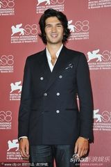 组图：竞赛片《内陆》发布会 女星黄衣配蓝裤抢镜