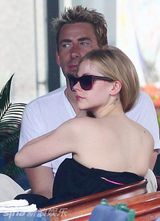 组图：艾薇儿蜜月甜蜜照 贵妇黑裙遮肚疑有孕