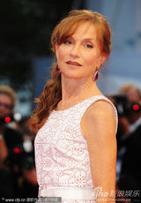 组图：《睡美人》首映 影后于佩尔清纯白裙装嫩