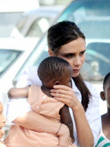 组图：贝嫂休闲打扮风尘仆仆 抱娃恬静似少女