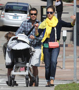 高清组图：杰西卡-阿尔芭一家四口外出其乐融融