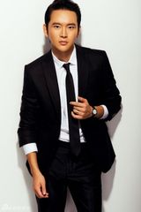 组图：黄明另类写真曝光 摩登混搭演绎多变风格