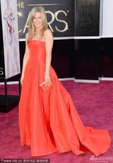 组图：安妮斯顿红裙大气 和男友贾斯汀秀恩爱